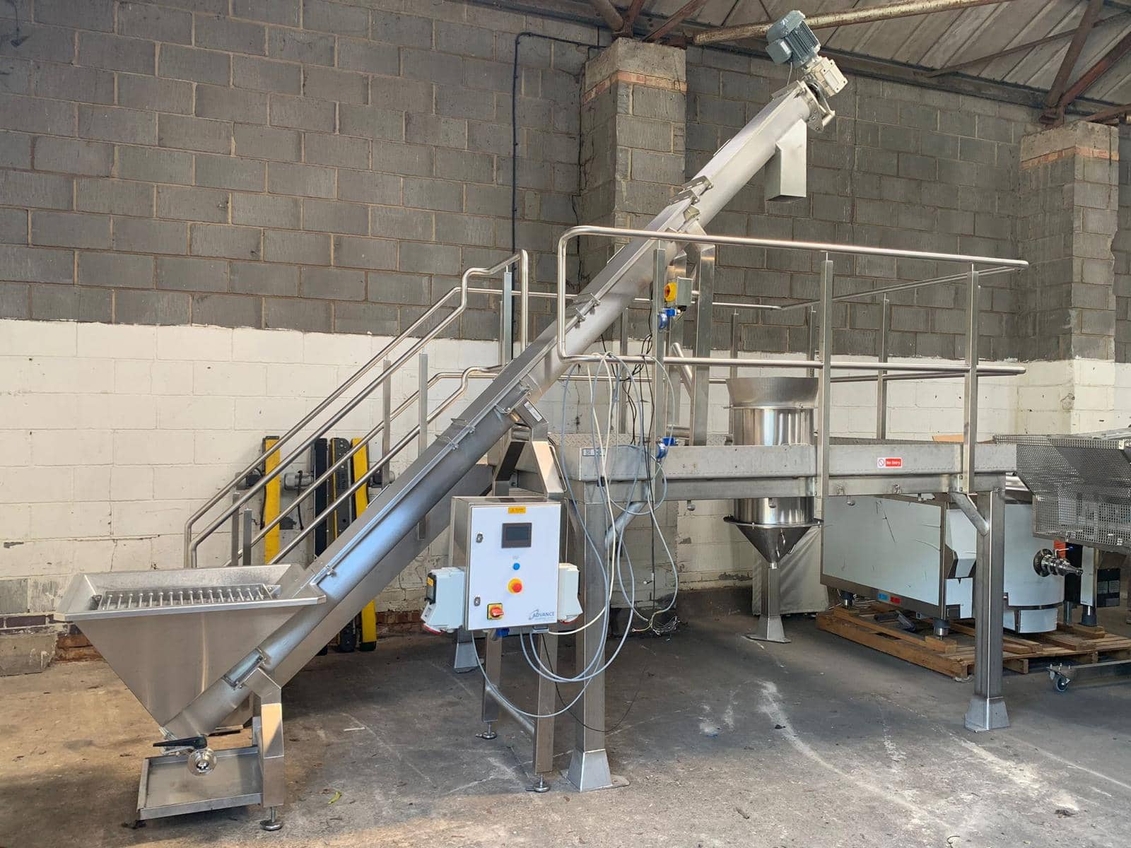 COMPLETE LINE: Auger Filler Incline Conveyor with Gantry