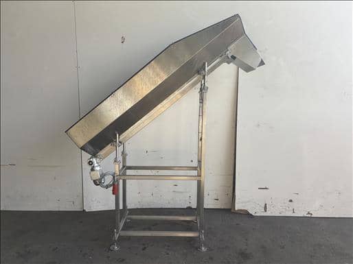 Aylesbury Automation Flighted elevator conveyor