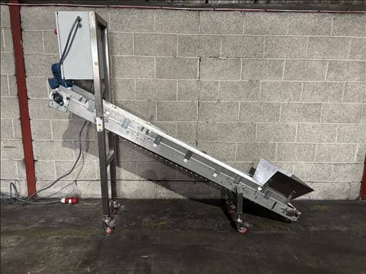 NNP Flighted elevator conveyor