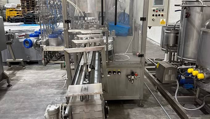 Wick Und Schaefer Rotary Filler with Bottle Cap Sorter and Bottle Capper