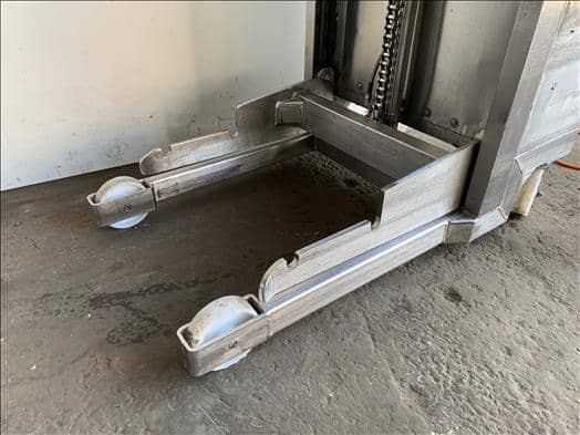Syspal Tote bin lifter