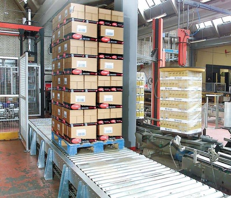 Driven coupled section pallet roller conveyor