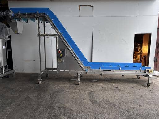 Reading Bakery Systems Flighted elevator conveyor
