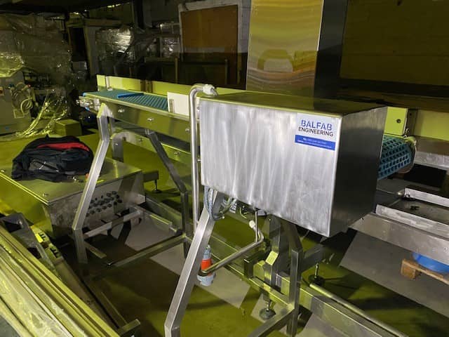 High level conveyor with overhead mobile hopper