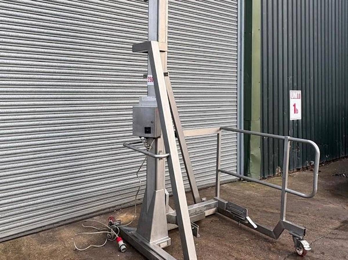 TOTE BIN HOIST